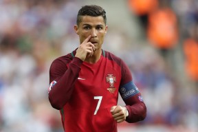 澳大利亚橄榄球的青训体系注重多元化发展，培养全能型球员，澳大利亚橄榄球规则