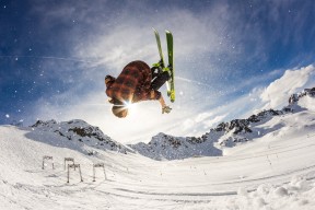 弗里克打造巴萨3.0，场均3球进攻风暴席卷欧洲足坛，欧冠巴萨里昂